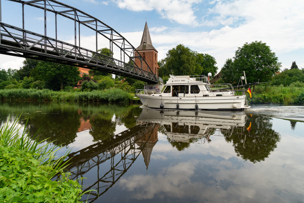 Motoryacht Dino auf dem Elbe-Lübeck-Kanal in Berkenthin